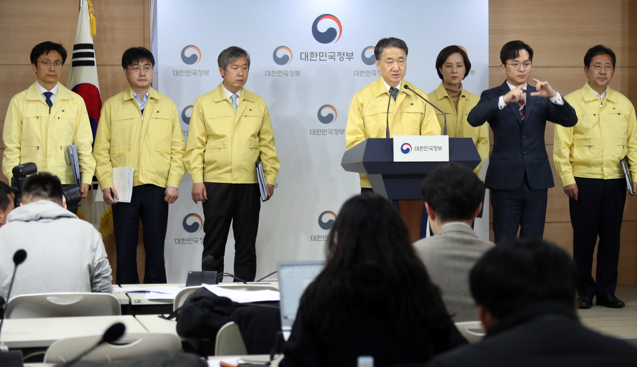 박능후 보건복지부 장관이 23일 정부서울청사에서 신종 코로나바이러스 감염증(코로나19) 범정부대책회의를 마친 후 결과를 브리핑하고 있다. 연합뉴스