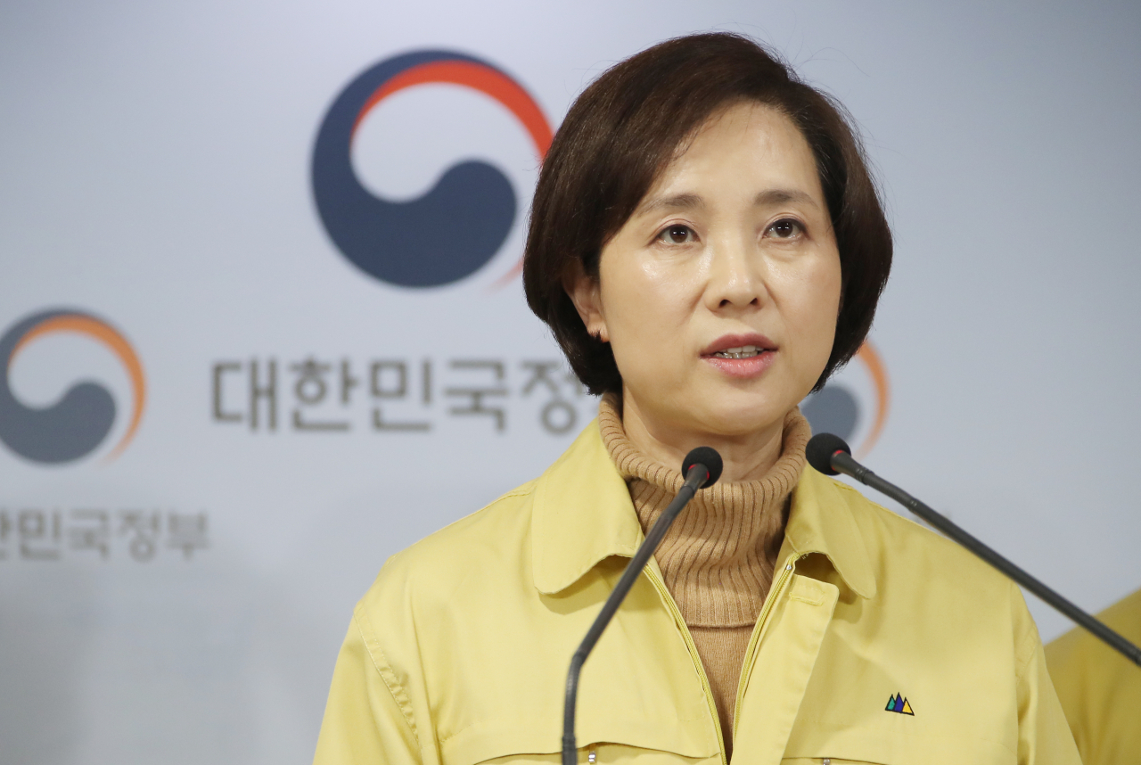 유은혜 사회부총리 겸 교육부 장관이 23일 정부서울청사에서 신종 코로나바이러스 감염증(코로나19) 범정부대책회의를 마친 후 신학기 유초중고 개학 연기 및 유학생 보호 관리 추가보완 사항 후속 조치 계획을 발표하고 있다. [연합]
