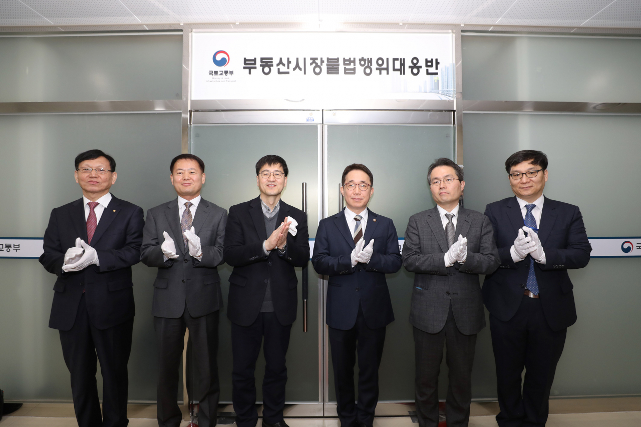 박선호 국토교통부 1차관(오른쪽 세 번째) 등 참석자들이 21일 오전 세종시 뱅크빌딩에서 '부동산 시장 불법행위 대응반 출범' 현판식을 하고 있다. [국토교통부 제공]