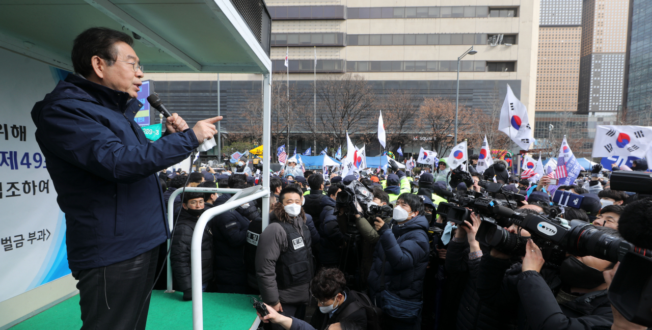 박원순 서울시장이 22일 오후 서울 광화문광장에서 문재인하야범국민투쟁본부 주최로 열린 집회의 중단을 촉구하고 있다. 신종 코로나바이러스 감염증(코로나19) 확산 우려로 서울시가 광화문광장 등에서 집회 개최를 금지한 가운데 문재인하야범국민투쟁본부(범투본)는 시내 집회를 예정대로 강행했다. 연합뉴스