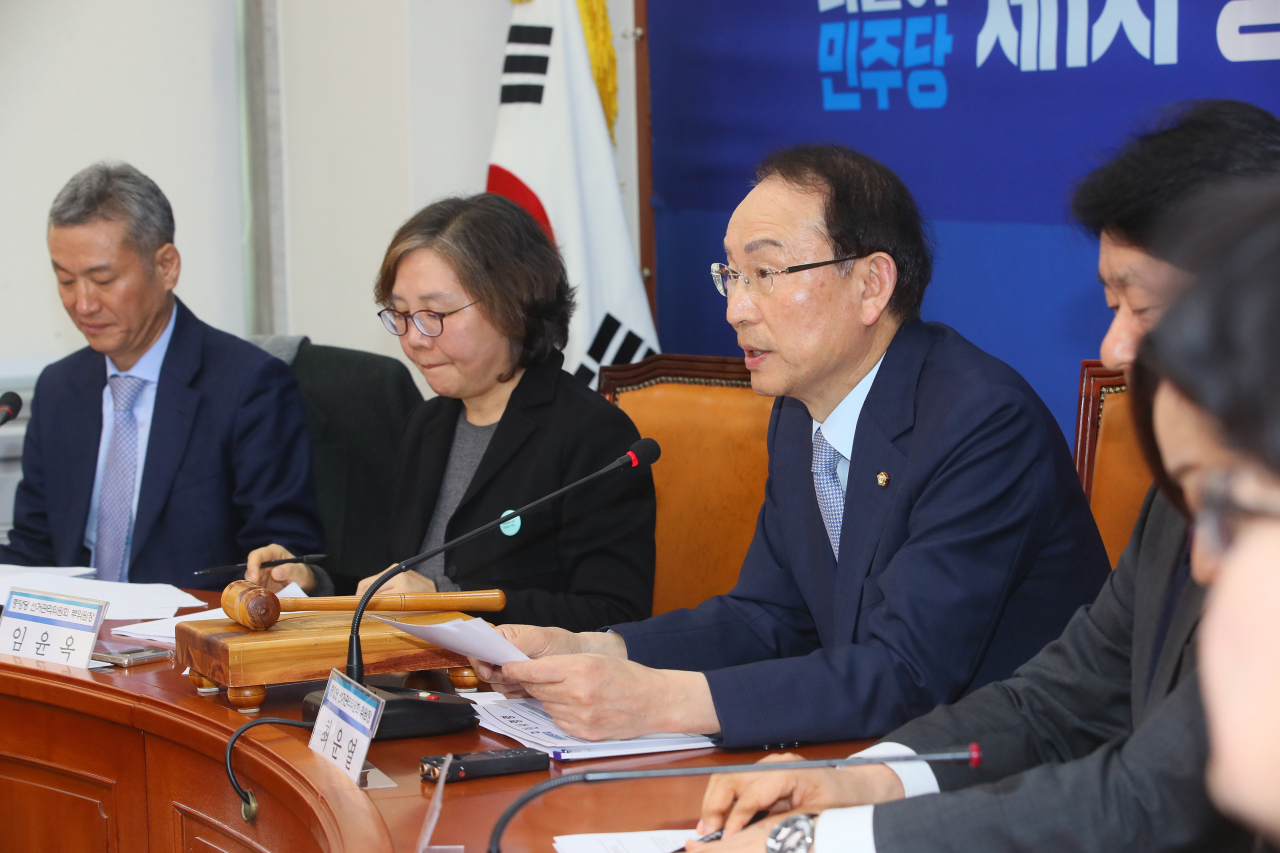 11일 국회에서 열린 더불어민주당 제1차 중앙당선거관리위원회에서 최운열 위원장이 발언하고 있다. 연합뉴스