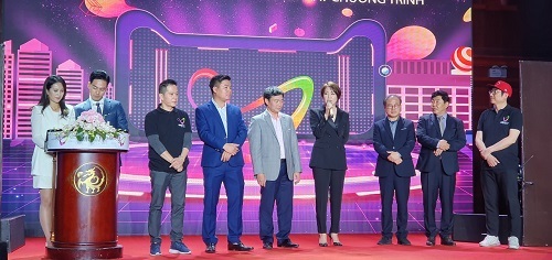 <하노이TV 인플루언서 선발대회 ‘Who Am I?’ 제작 발표회에 참석한 예랑프로덕션 이현주 대표 모습>