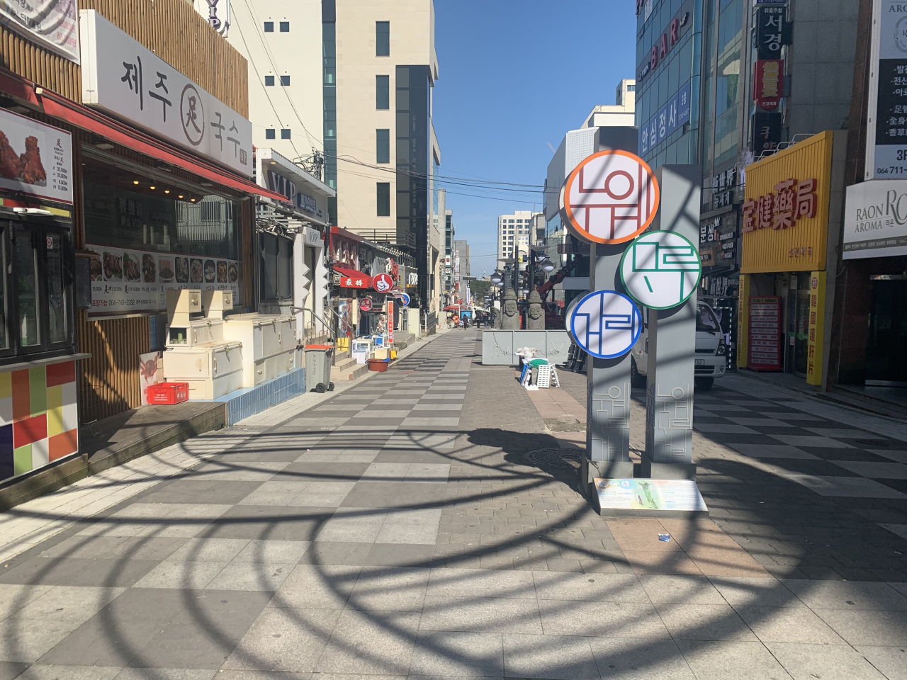 2020년 2월 24일 오전. 제주특별자치도 제주시 연동 누웨마루 거리 모습. 평소 중국인이 많은 지역이지만, 무사증 일시중지에 코로나 19 확진자 두 명까지 연이어 발생하면서 거리는 텅 비어 있다. 제주=박상현 기자