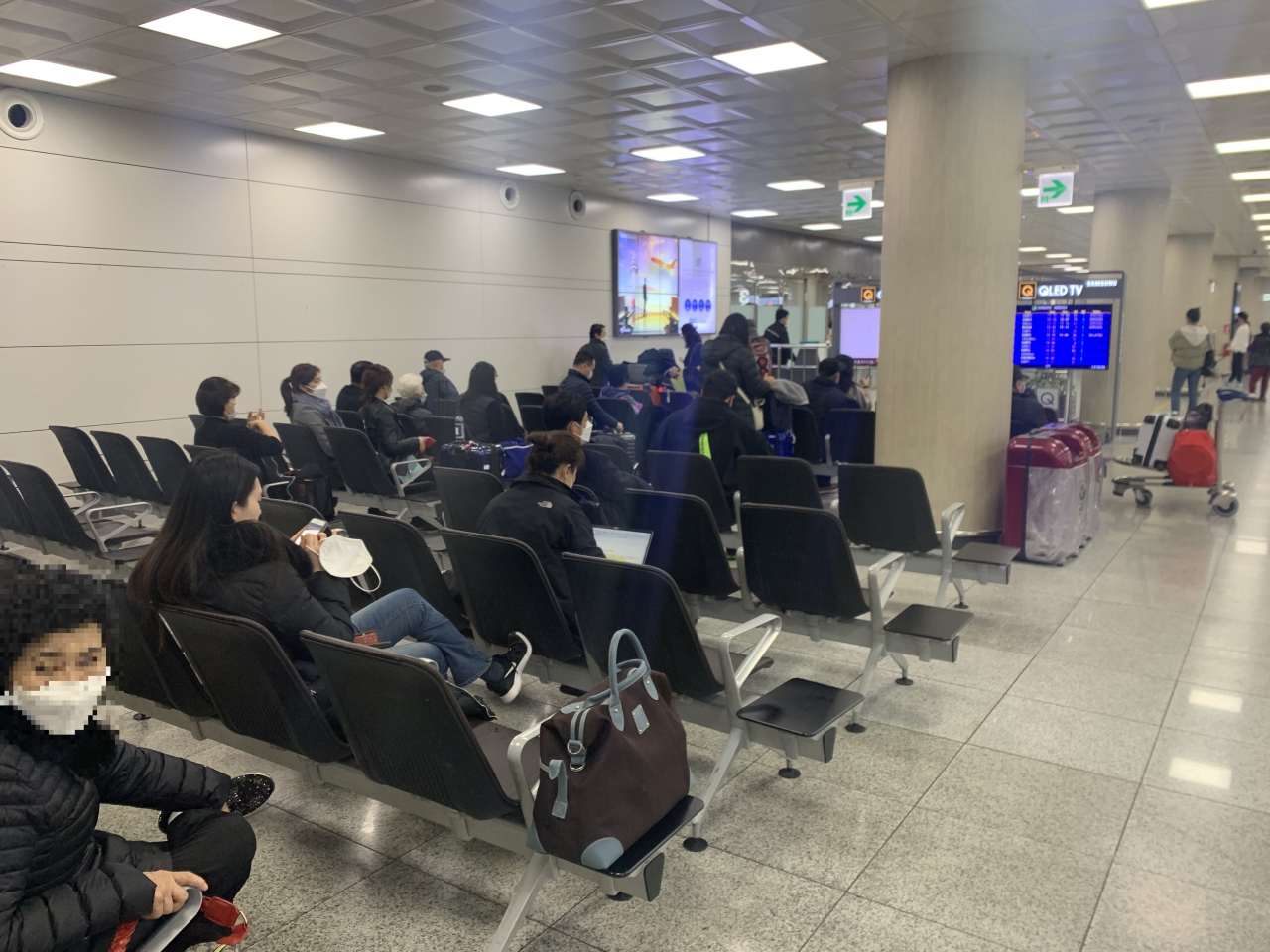 2020년 2월 24일 제주국제공항 국내선 대기 장소 모습. 시민들이 저마다 마스크를 쓴 채 비행기를 기다리고 있다. 제주=박상현 기자
