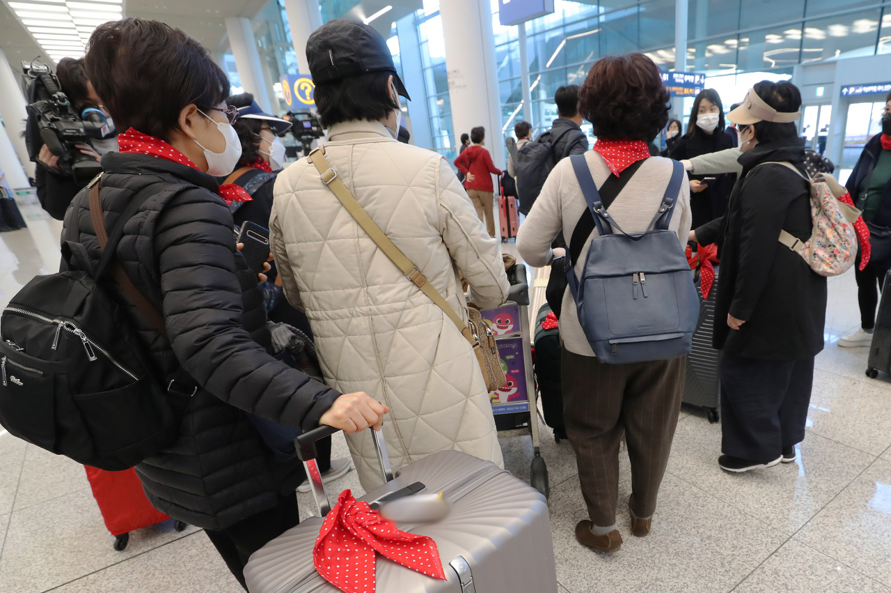 이스라엘로 가는 중에 입국 금지를 당한 한국인 승객들이 지난 23일 오후 인천국제공항을 통해 귀국하고 있다. 외교부에 따르면 이스라엘 정부는 지난 22일 오후 7시 30분께 이스라엘 텔아비브에 도착한 대한항공 KE957편을 비롯해 한국에서 들어오는 외국인의 입국을 금지했다. [연합]