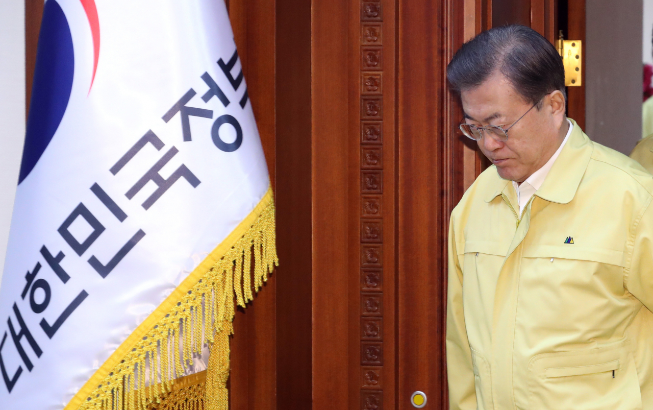 문재인 대통령이 지난 23일 정부서울청사에서 열린 코로나19 범정부대책회의에 입장하고 있다. [연합]