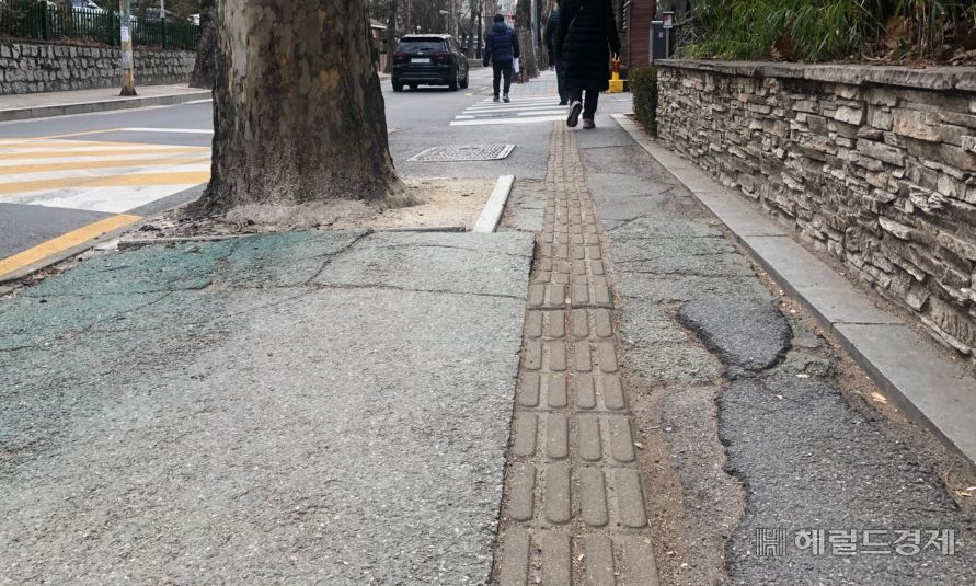 명일우성 아파트 주변 보도블록이 파손된 채 보행자 안전을 위협하고 있다. [강동구 제공]