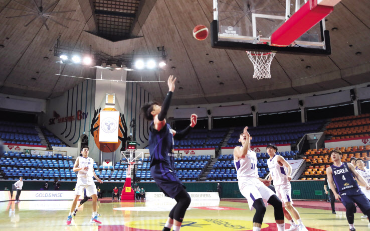 23일 FIBA 아시아컵 예선 A조 2차전 한국과 태국의 경기가 무관중 경기로 펼쳐지고 있다. [연합]