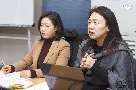 20일 오후 서울 종로구 예술가의 집에서 열린 ‘2020 제주비엔날레 간담회’에서 김인선 예술감독(오른쪽)이 전시에 대해 발표하고 있다. 왼쪽은 최정주 제주도립미술관장. [연합]