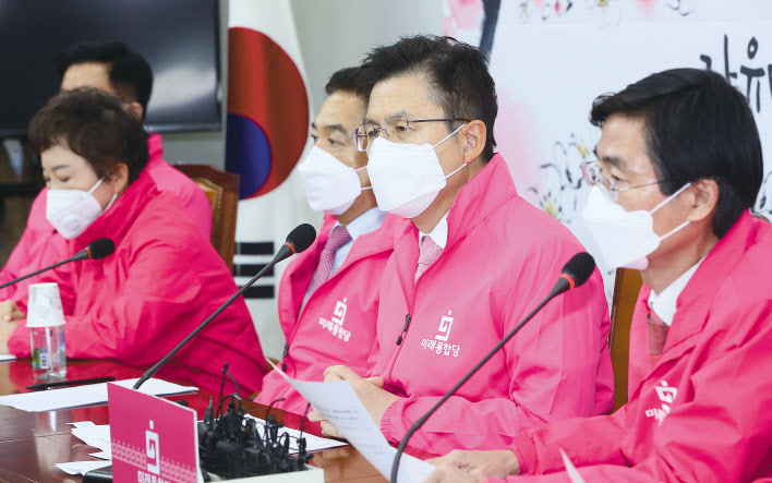 황교안 미래통합당 대표와 심재철 원내대표 등이 24일 국회에서 열린 최고위원회의에서 마스크를 쓰고 회의하고 있다. [연합]