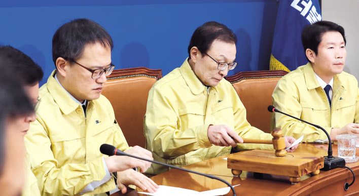 이해찬 더불어민주당 대표가 24일 오전 국회에서 열린 최고위원회의에서 의사봉을 두드리고 있다. [연합]