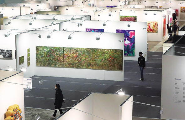 20일 서울 강남구 삼성동 코엑스에서 열린 ‘2020 화랑미술제’를 찾은 시민들이 작품을 마스크를 쓴 채 관람하고 있다.[연합·국제갤러리 홈페이지]