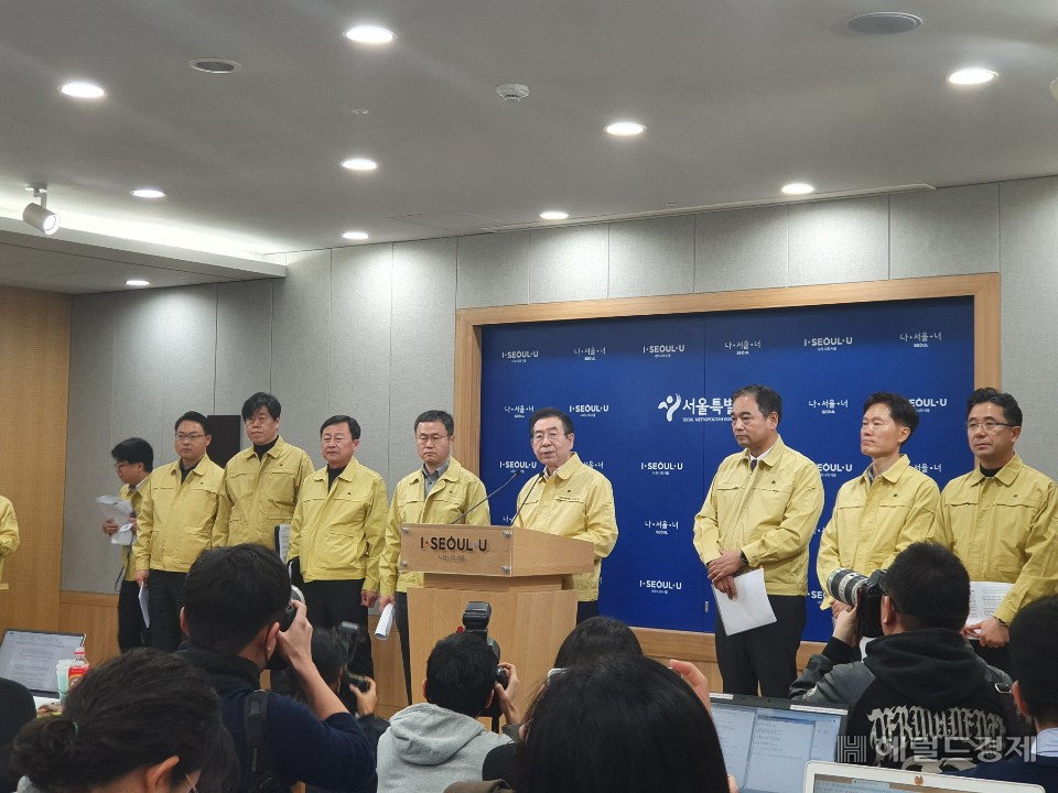 박원순 서울 시장이 24일 시청 브리핑실에서 코로나 19 위기경보 심각 단계 격상에 따른 대응책을 발표하고 있다. [한지숙 기자]