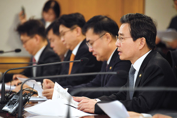 김용범 기획재정부 제1차관이 24일 오전 서울 중구 은행회관에서 열린 확대 거시경제금융회의에서 모두발언을 하고 있다. 김 차관은 “코로나19 사태 속에 환율 일방향 쏠림이 과도하게 확대될 경우 필요한 조치를 단행하겠다”고 말했다. [기획재정부 제공]