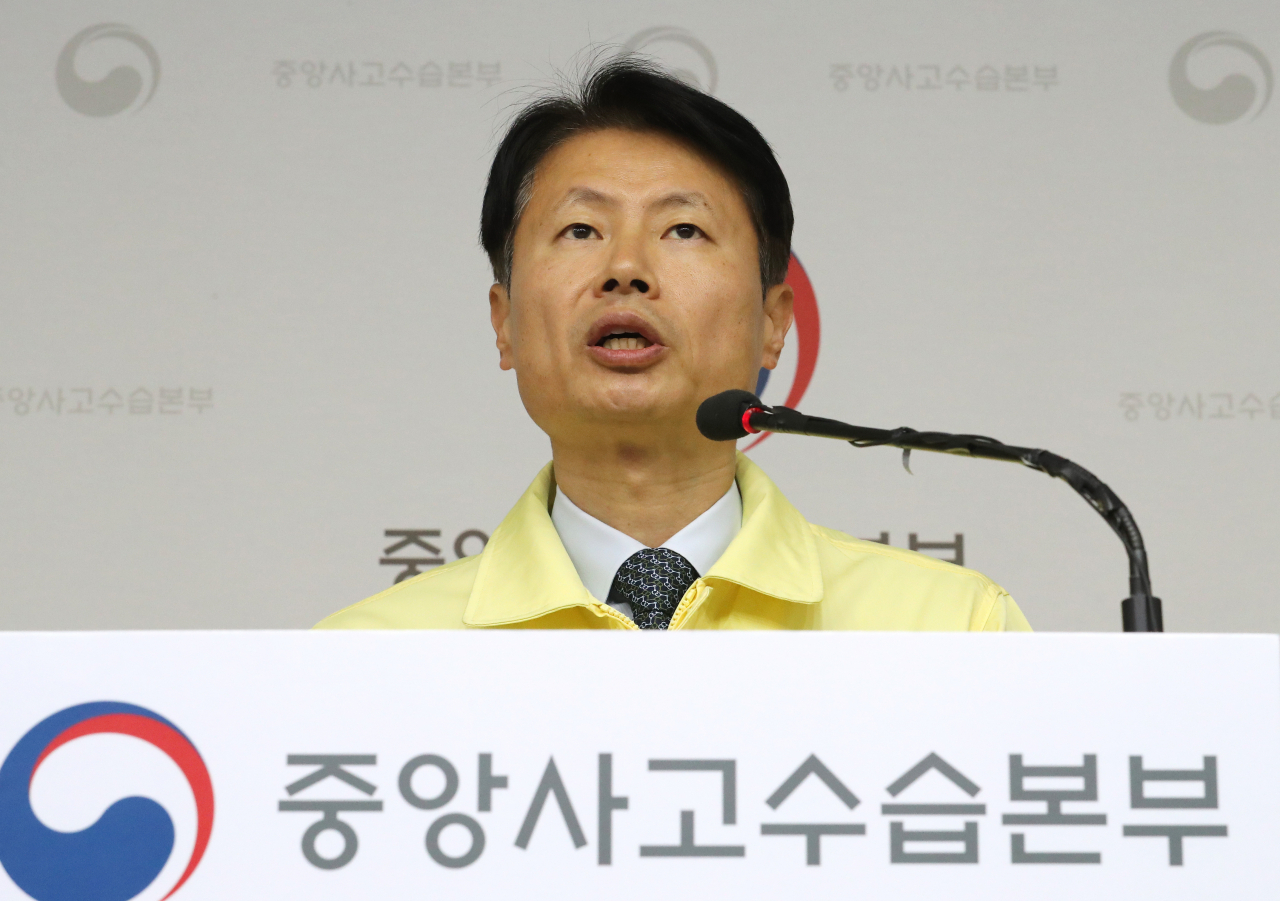김강립 중앙사고수습본부 부본부장(보건복지부 차관)이 24일 오전 세종시 정부세종청사에서 코로나19 대응 중앙사고수습본부 회의 결과 등 정례브리핑을 하고 있다. 연합뉴스