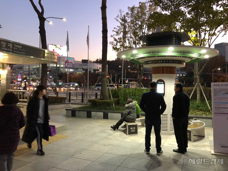 양재역 3번 출구 앞에 설치된 대형 공기청정기. [강남구 제공]