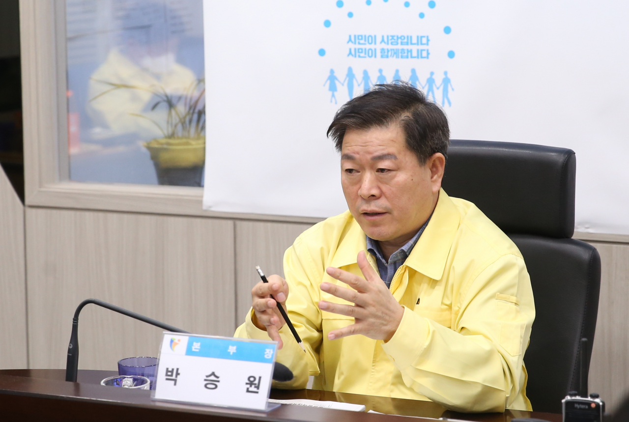 광명시는 재난상황실에서 박승원 광명시장 주재로 재난안전대책본부 회의를 갖고 심각 단계에 따른 대응상황을 점검했다. [광명시 제공]