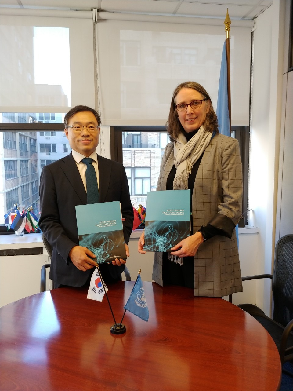 산림청(청장 박종호)은 유엔개발계획(UNDP) 다자신탁기금(Multi Partner Trust Fund, ‘MPTF’)과 아프리카 콩고의 열대우림 보전에 기여키 위한 업무협약을 지난 21일 뉴욕 유엔개발계획 사무국에서 체결했다. 산림청 최병암차장(좌)이 제니퍼 토핑(Jennifer topping) 다자신탁기금 사무국장(우)과 협약 체결후 기념사진을 촬영하고 있다.
