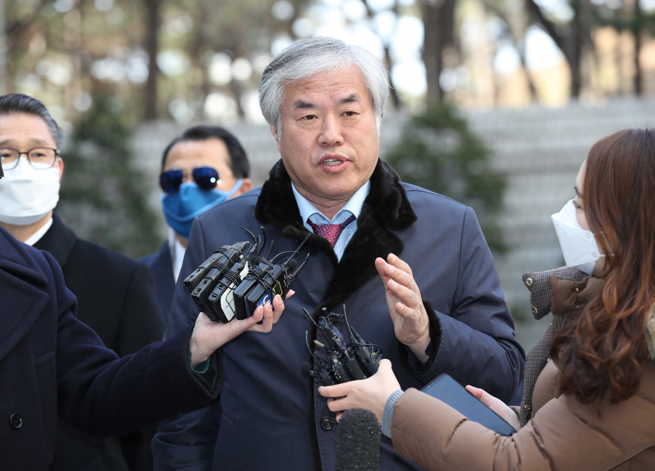 공직선거법 위반 혐의를 받는 전광훈 한국기독교총연합회 대표회장 목사가 24일 오전 서울 서초구 서울중앙지법에서 열린 구속 전 피의자 심문(영장실질심사)에 출석하며 취재진의 질문에 답하고 있다. [연합]