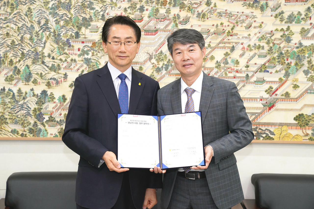 종로구는 지난해 4월, 전국보습교육협의회 중부지구회와 '꿈날개 사업' 업무 협약을 맺었다. [종로구 제공]