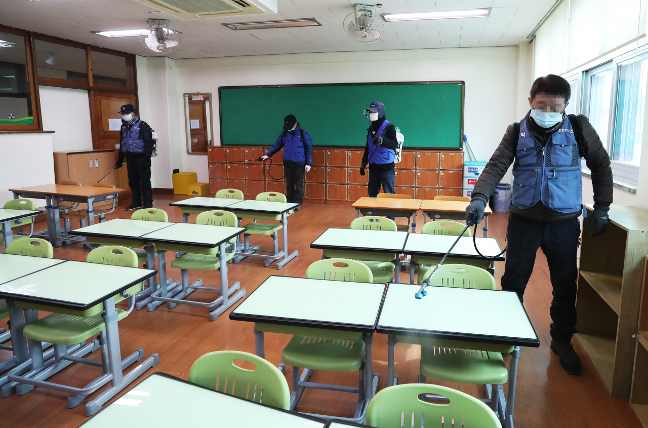 지난 19일 오후 경기도 수원시의 한 초등학교에서 장안구 보건소 관계자들이 신종 코로나바이러스 감염증(코로나19) 예방을 위해 교실 소독을 하고 있다. [연합]