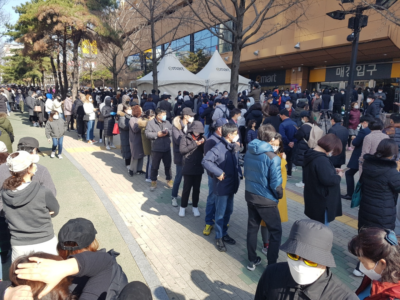 지난 24일 오전 대구 이마트 만촌점 앞에서 시민들이 마스크를 사려고 줄지어 서 있다. [연합]