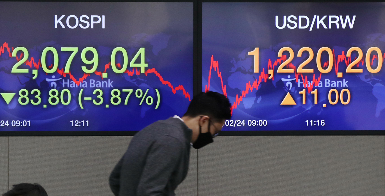 코스피가 83.8포인트(3.87%) 하락한 2,079.04로 장을 마감한 24일 오후 서울 중구 하나은행 딜링룸에서 직원들이 업무를 보고 있다. 원·달러 환율은 11원 오른 1,220.2원으로 장을 마감했다. 연합뉴스