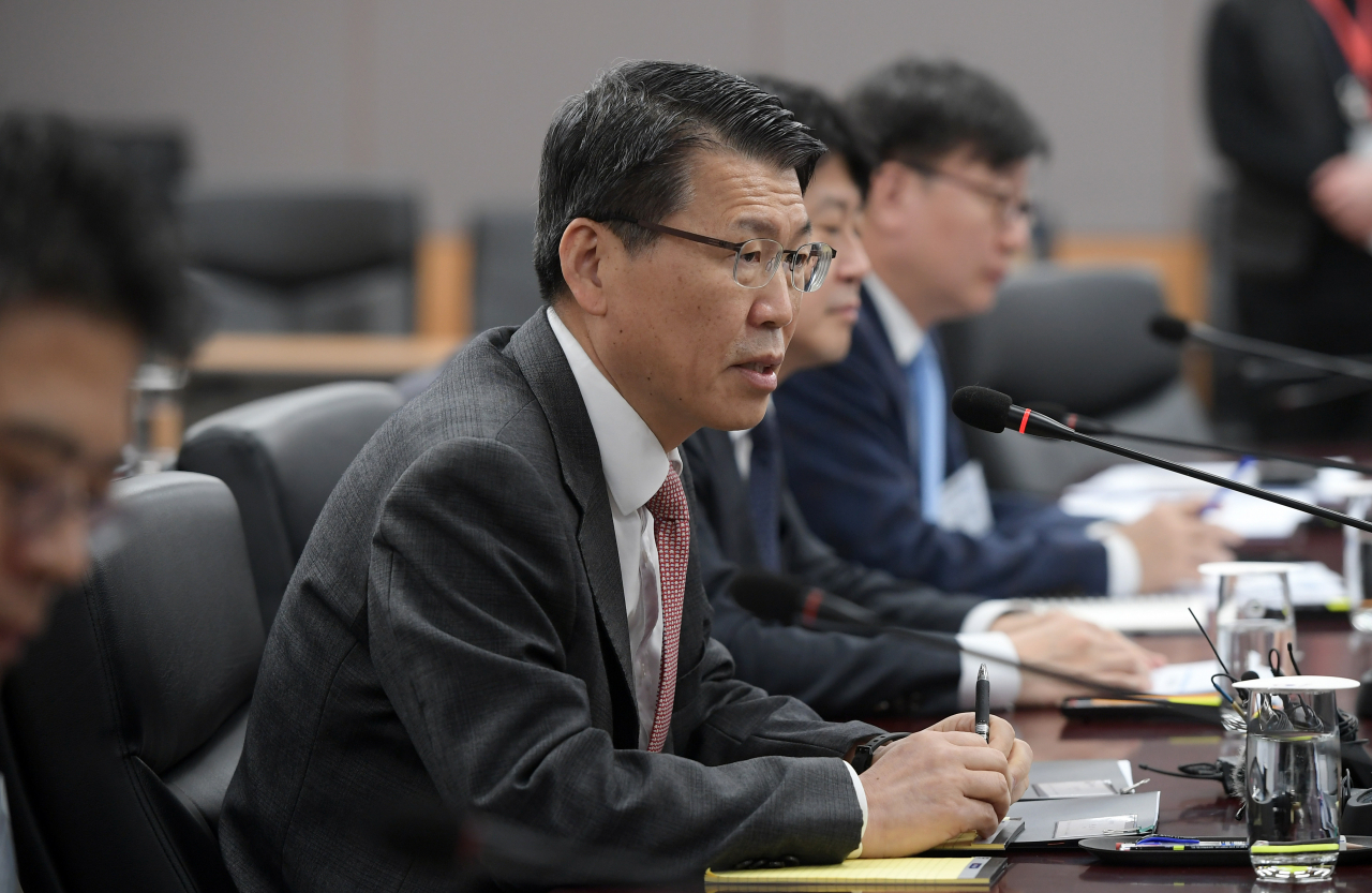 은성수 금융위원장이 24일 오후 서울 종로구 세종대로 정부서울청사에서 열린 금융그룹 CEO·전문가 간담회에서 발언하고 있다. [연합]