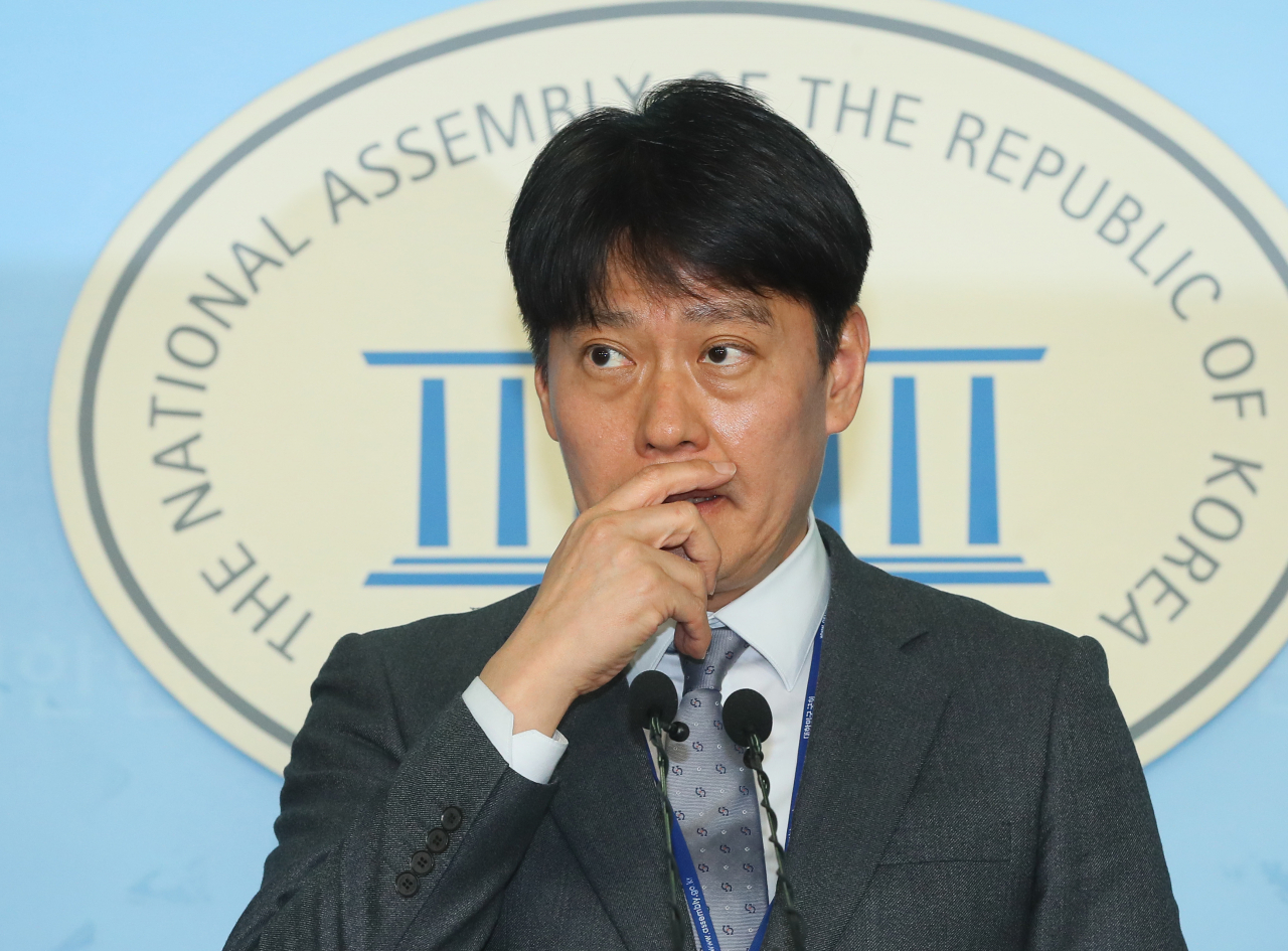 한민수 국회 대변인이 24일 국회 정론관에서 "신종 코로나바이러스 감염증(코로나19) 사태에 대응하기 위해 국회 본관과 의원회관에 대한 전면 방역을 실시하기로 결정했다"고 밝히며 굳은 표정을 짓고 있다. [연합]
