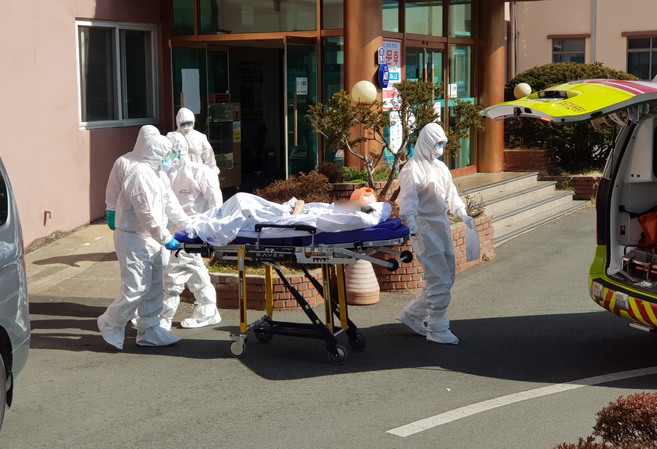 Medics transport a patient from a hospital in Cheongdo, North Gyeongsang Province. (Yonhap)