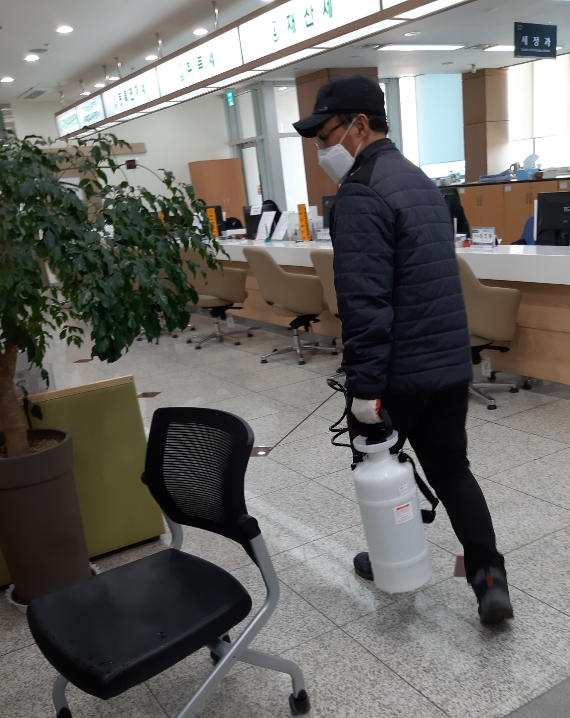 이천시는 전문방역 업체에 의뢰해 시청사 일제소독을 실시했다. [이천시 제공]