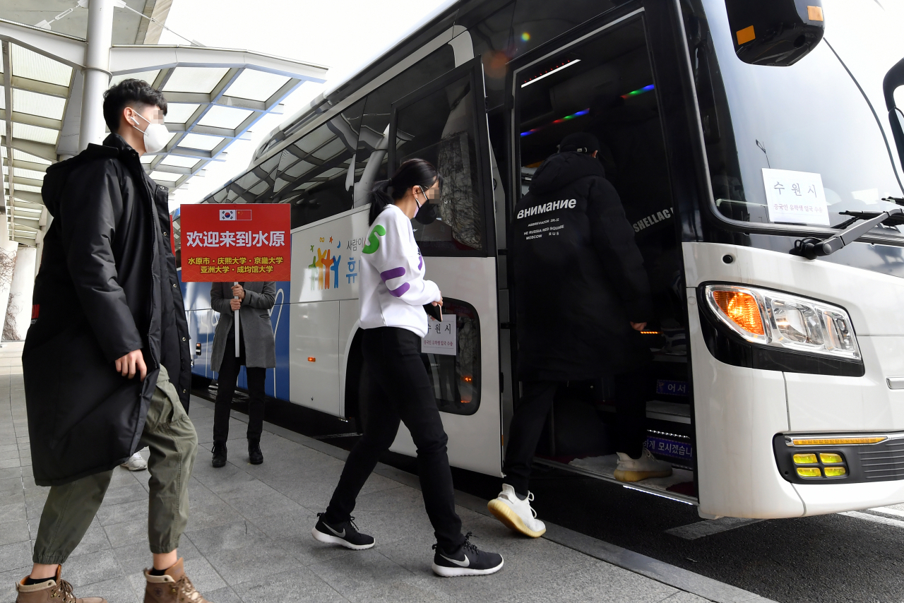 입국한 유학생들이 인천공항 버스정류소에서 수원시가 운영하는 버스에 타고 있다. [수원시 제공]