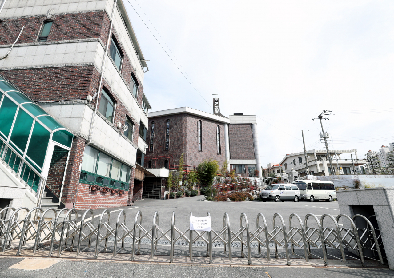지난 24일 부산 연제구 연산동 토현성당 입구에 신종 코로나바이러스 감염증(코로나19) 방역 관계로 출입 통제를 한다는 안내문이 게시돼 있다. [연합]