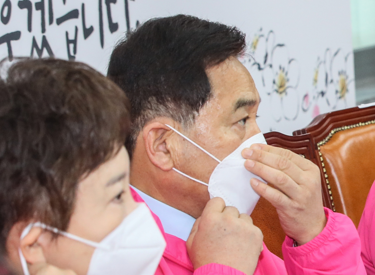 미래통합당 심재철 원내대표가 24일 국회에서 열린 최고위원회의에서 발언을 마친 뒤 마스크를 다시 착용하고 있다. 코로나19 확진을 받은 환자와 접촉한 것으로 알려진 심 원내대표와 일부 의원들은 이날 회의가 끝난 뒤 자진해서 병원 검사를 받았다. [연합]
