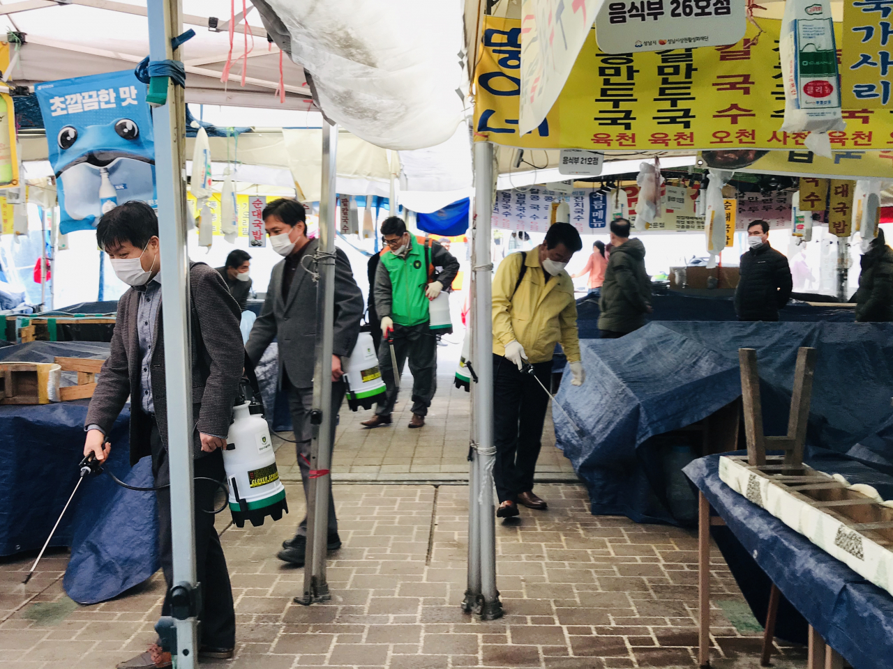 성남상권활성화재단이 상인회와 같이 모란민속5일장터 긴급 방역을 실시했다. [성남시 제공]