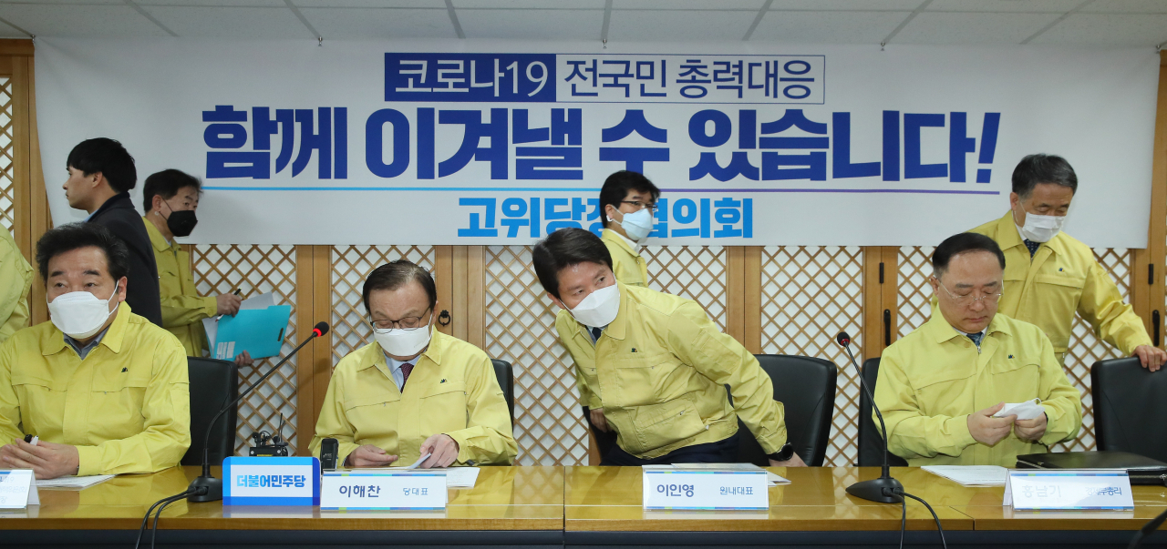더불어민주당 이낙연 코로나19재난안전대책위원장(왼쪽부터), 이해찬 대표, 이인영 원내대표, 홍남기 경제부총리, 박능후 보건복지부 장관이 25일 서울 여의도 더불어민주당사에서 열린 신종코로나바이러스 감염증(코로나19) 대응 고위당정협의회에서 굳은 표정으로 자리에 앉고 있다. 연합뉴스