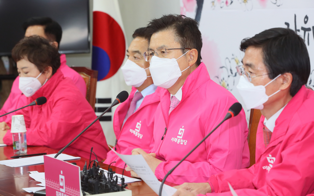 미래통합당 황교안 대표, 심재철 원내대표 등이 24일 국회에서 열린 최고위원회의에서 마스크를 쓰고 회의하고 있다. [연합]
