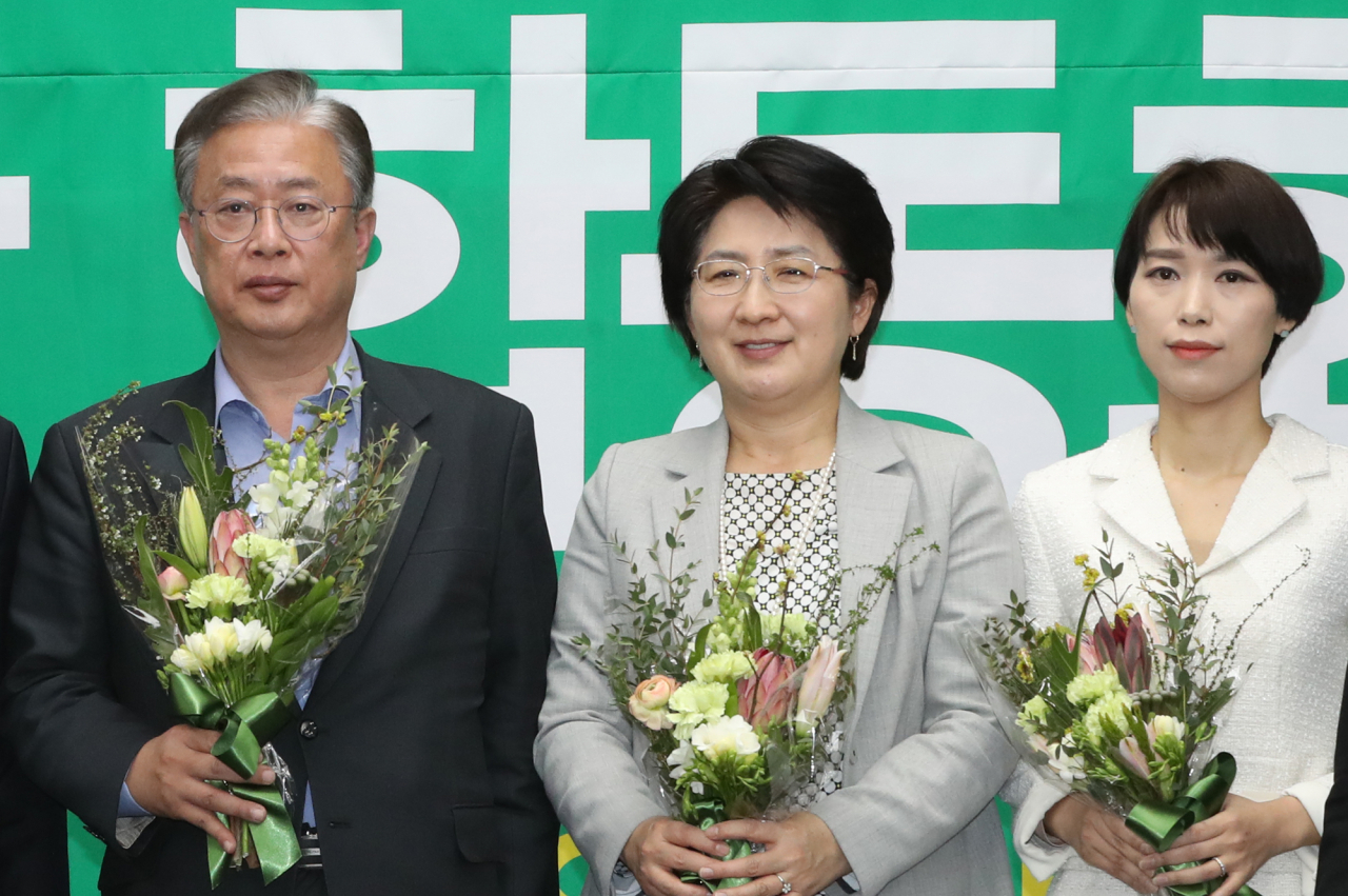 24일 오전 서울 여의도 국회에서 열린 민생당 출범식에서 유성엽(왼쪽부터), 박주현, 김정화 신임 공동대표가 기념촬영을 하고 있다. 바른미래당-대안신당-민주평화당은 이날 오전 수임기관 합동회의에서 합당을 의결하고 당명을 민생당으로 결정했다. [연합]