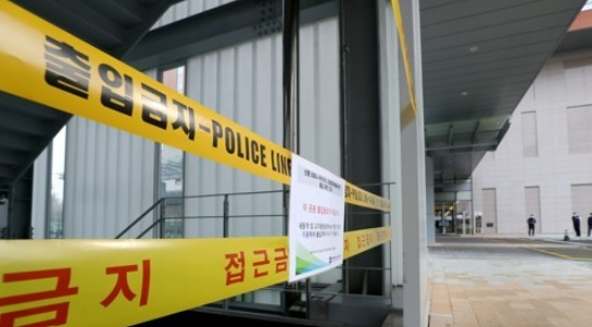 지난 21일 환자이송요원 중 1명이 신종코로나바이러스 감염증(코로나19) 1차 양성 판정을 받은 서울 은평성모병원에 출입금지 안내문이 붙어 있다. [연합]