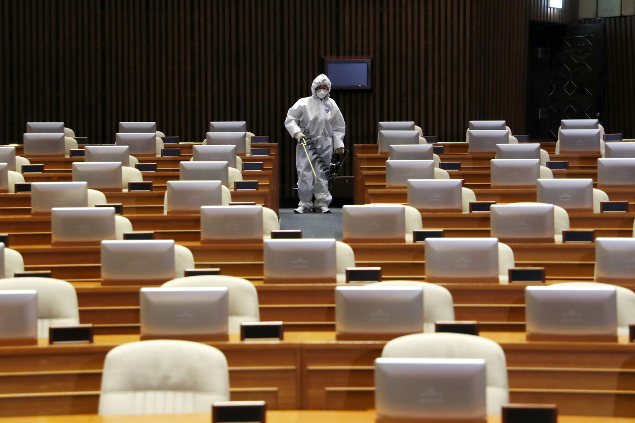 코로나19 확진자가 지난 19일 국회에서 열린 한 토론회에 참석한 사실이 뒤늦게 확인되자 국회 본관과 의원회관 등 국회 출입이 전면 통제되면서 국회 본청에 대한 방역작업이 24일 밤과 25일 새벽에 걸쳐 실시됐다. [연합]