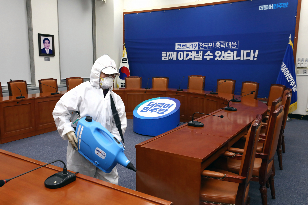 코로나19 확진자가 지난 19일 국회에서 열린 한 토론회에 참석한 사실이 뒤늦게 확인되자 국회 본관과 의원회관 등 국회 출입이 전면 통제되면서 국회 본청에 대한 방역작업이 24일 밤과 25일 새벽에 걸쳐 실시됐다. [연합]