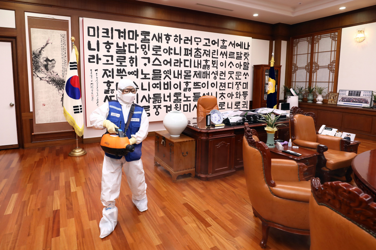 코로나19 확진자가 지난 19일 국회에서 열린 한 토론회에 참석한 사실이 뒤늦게 확인되자 국회 본관과 의원회관 등 국회 출입이 전면 통제되면서 국회 본청에 대한 방역작업이 24일 밤과 25일 새벽에 걸쳐 실시됐다. [연합]