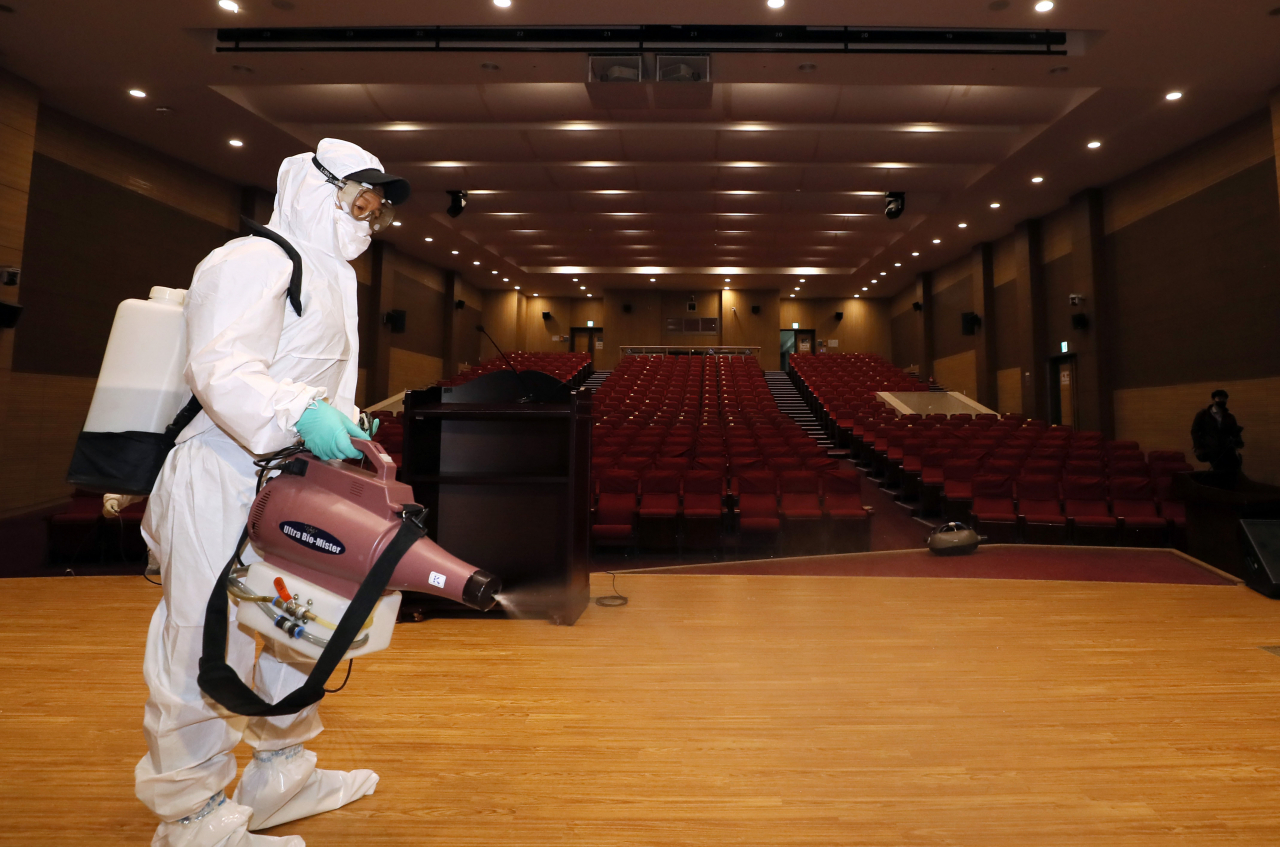지난 19일 국회에서 열린 토론회에 '코로나19' 확진자가 참가한 것으로 뒤늦게 확인된 24일 오후 국회 의원회관 대회의실에서 방역 업체 관계자들이 방역작업을 실시하고 있다. 국회 본관과 의원회관, 도서관, 의정관, 어린이집 건물은 이날 오후 6시부터 순차적으로 방역을 시작해 오는 26일 오전 9시까지 폐쇄된다. [연합]