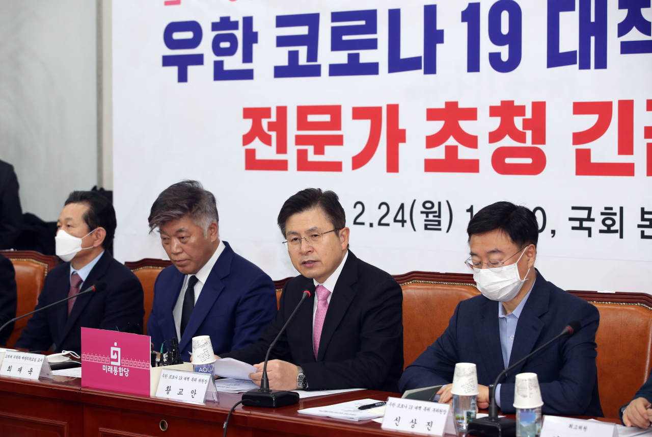 미래통합당 코로나19 대책 특별위원회 위원장을 맡은 황교안 대표가 24일 오전 국회에서 열린 미래통합당 코로나19 대책특별위원회 전문가 초청 긴급 간담회에서 발언하고 있다. [연합]