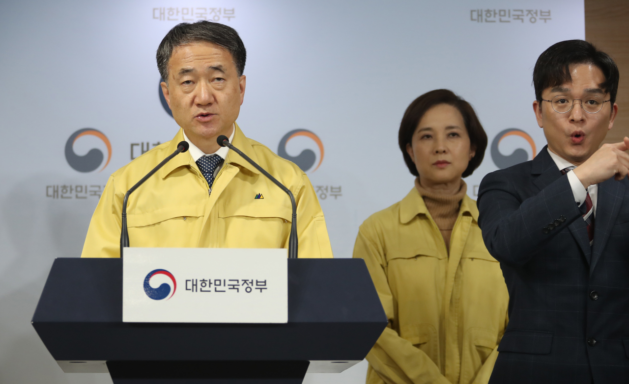 박능후 코로나19 중앙사고수습본부 본부장(보건복지부 장관)이 지난 23일 정부서울청사에서 범정부대책회의를 마친 후 결과를 브리핑하고 있다. 뒤편에 유은혜 교육부장관이 보인다. [연합]