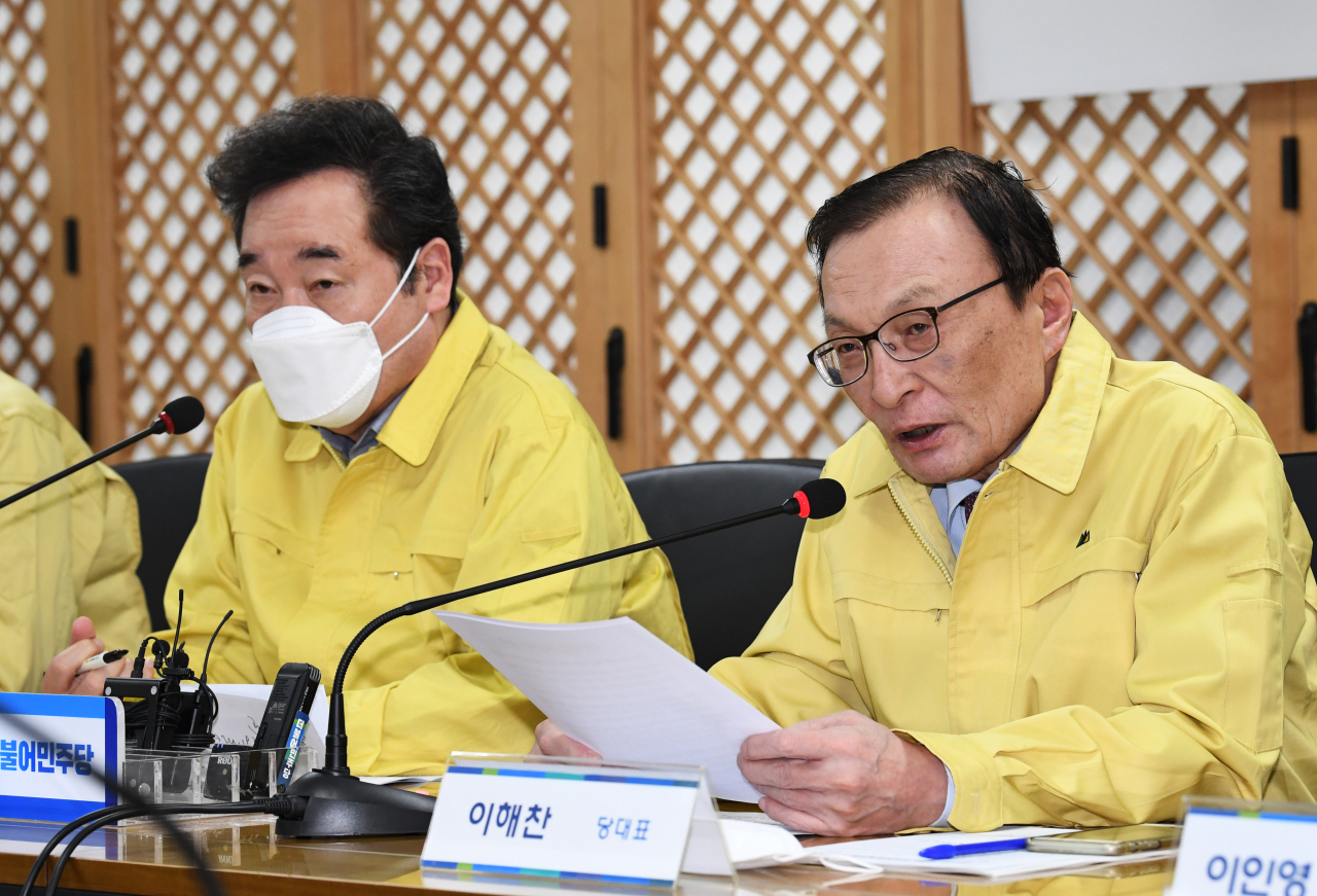 이해찬 더불어민주당 대표가 25일 서울 여의도 더불어민주당사에서 열린 신종코로나바이러스 감염증(코로나19) 대응 고위당정협의회에서 발언하고 있다. 왼쪽은 이낙연 코로나19재난안전대책위원장. [연합]