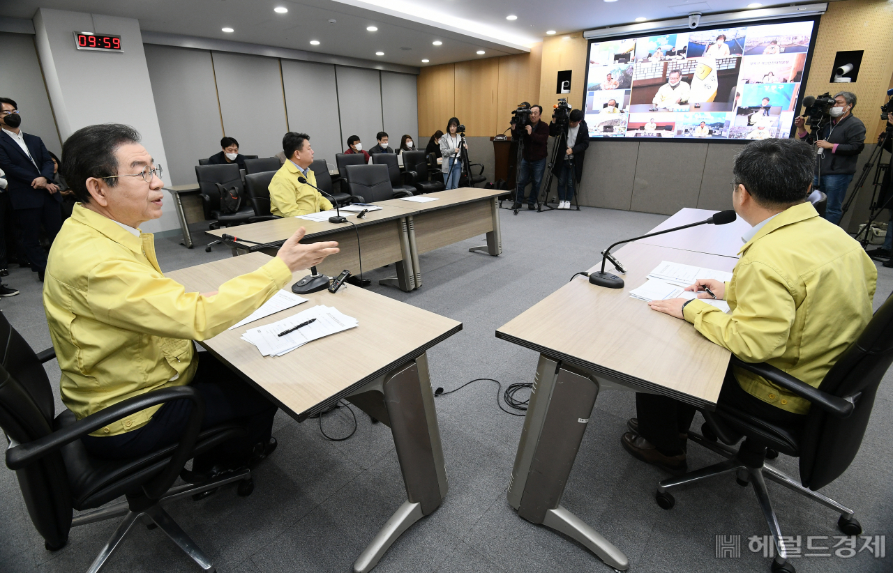 25일 시청사 영상회의실에서 박원순 시장이 영상으로 연결된 25개 자치구 보건소장과 코로나19 위기경보 '심각' 격상에 따른 대응방안을 논의하고 있다. [서울시 제공]