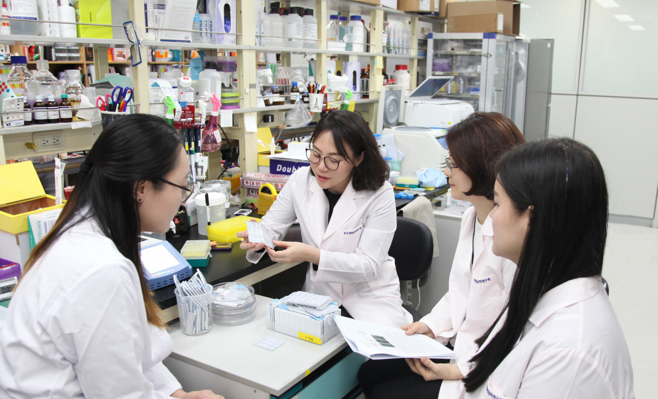 국가과학기술연구회는 이공계 박사급 인력을 대상으로 2년간 출연연에서 연수기회를 제공하는 프로그램을 운영한다. 사진은 한국생명공학연구원 연구원들의 회의 모습.[헤럴드경제 DB]