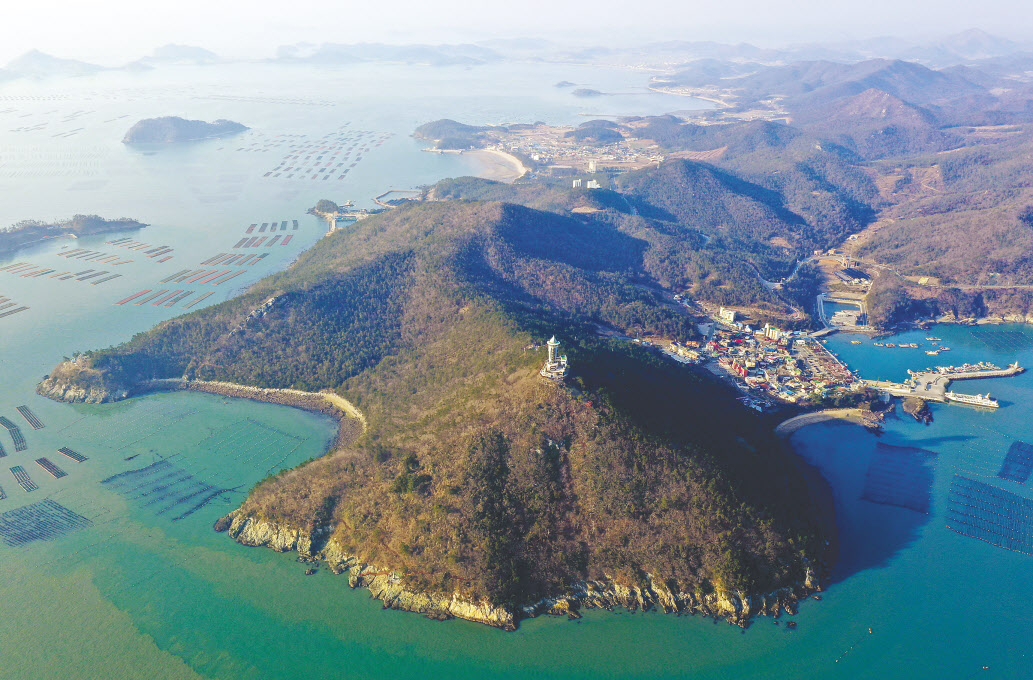 건강한 땅 해남 땅끝은 유라시아대륙의 출발점, 대한민국 건강과 희망의 기점이다. 한반도 지도를 닮았다. 면역력을 키우는 청정 트레킹에도 마스크를 꼭 끼고, 등산객과의 간격을 좀더 띄우자. [드론촬영=왕보현 코리아 투어프레스 사진가]