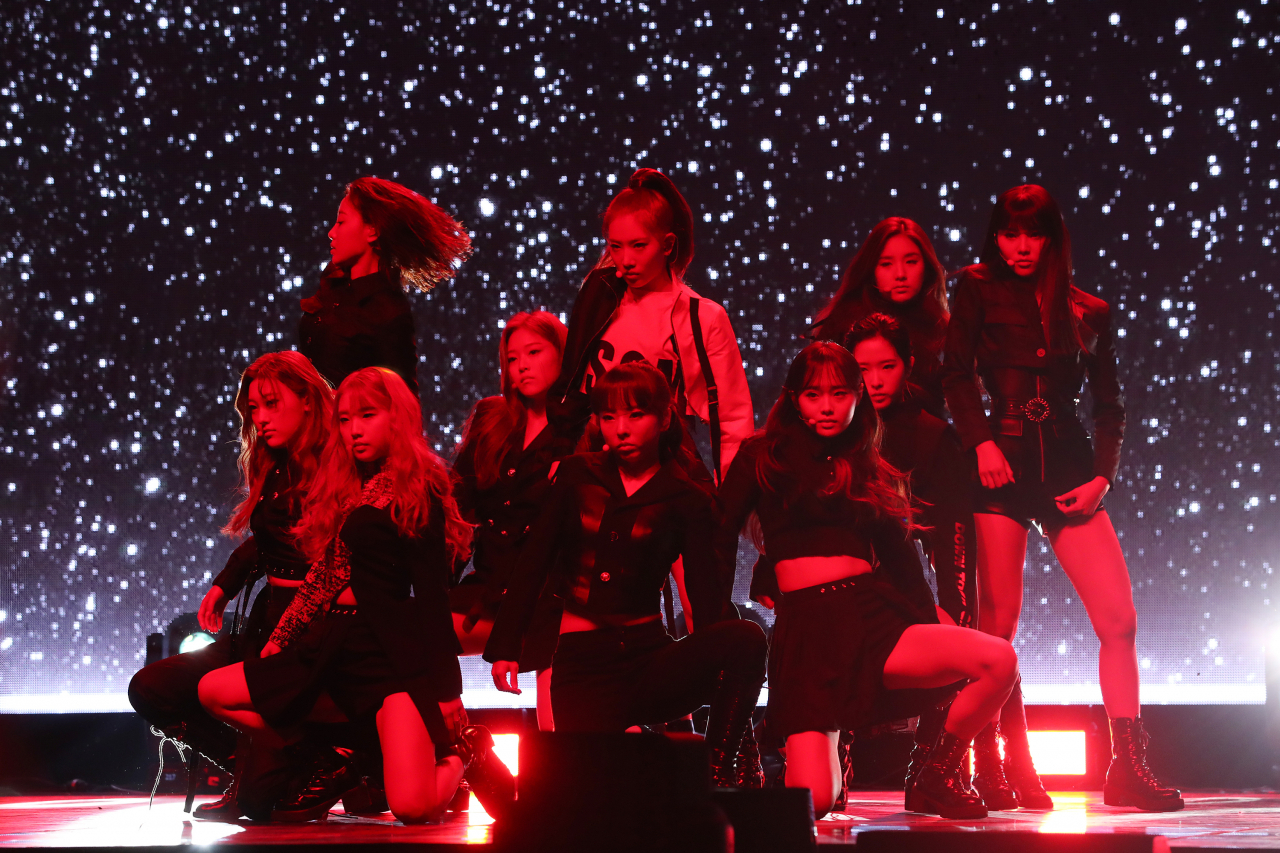 이수만 SM엔터테인먼트 대표가 프로듀서로 참여한 '이달의 소녀'. [연합]